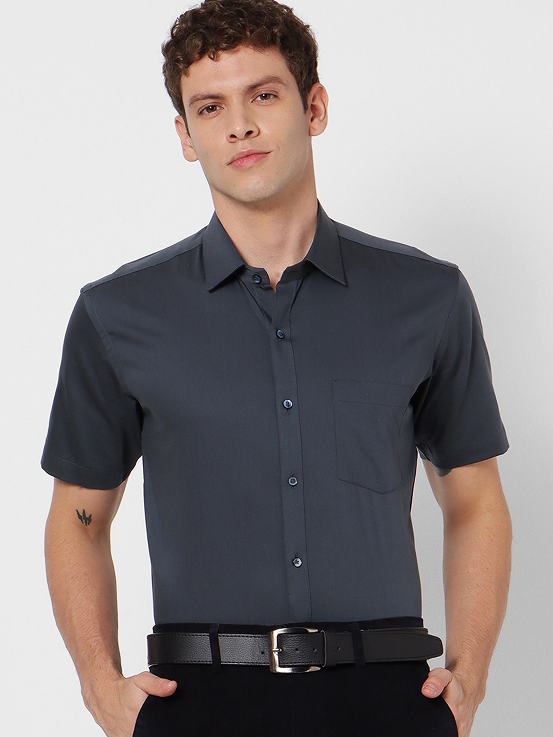 

Stori Spread Collar Short Sleeves Slim Fit Cotton Formal Shirt, Grey