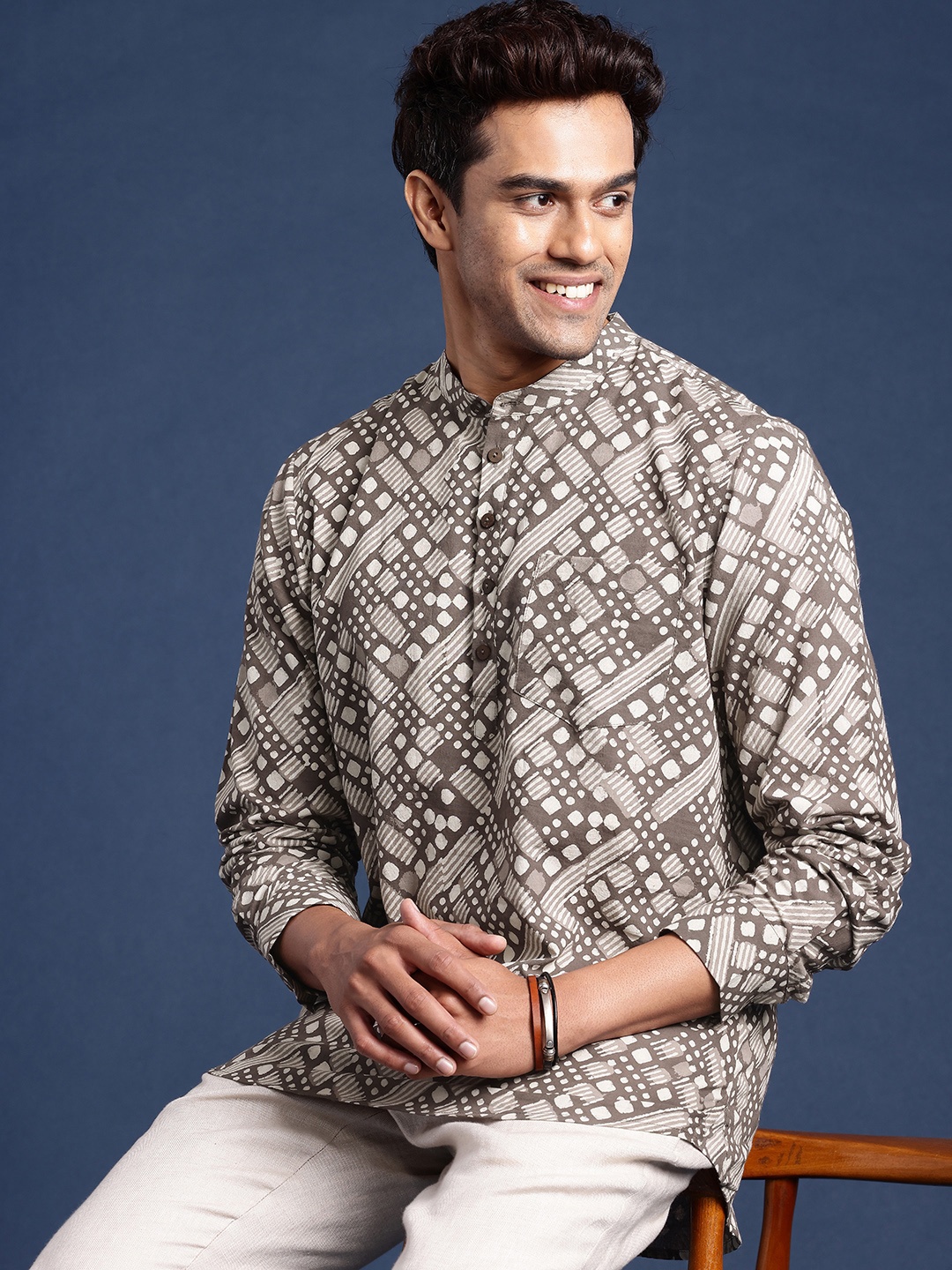 

Taavi Pure Cotton Geometric Printed Bagru Kurta, Grey