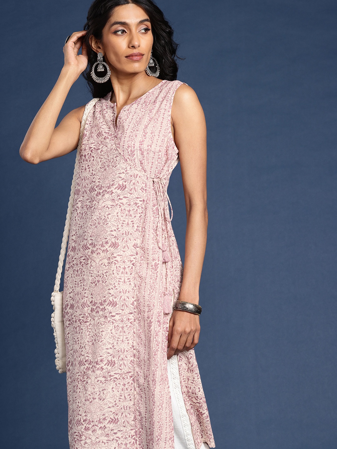 

Taavi Ethnic Motifs Printed Angrakha Sanganeri Kurta, Off white