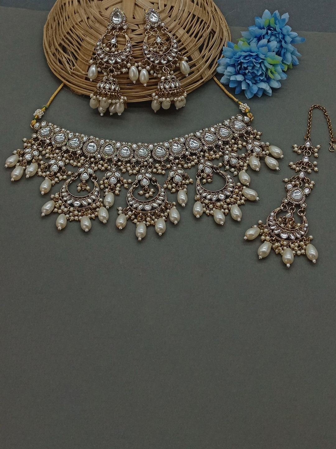 

AASHISH IMITATION Gold Plated Kundan-Studded & Beaded Jewellery Set