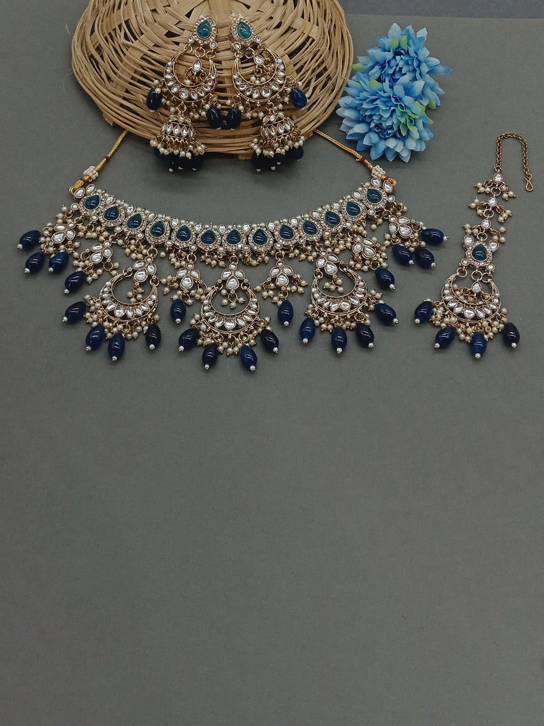 

AASHISH IMITATION Gold Plated Kundan-Studded & Beaded Jewellery Set