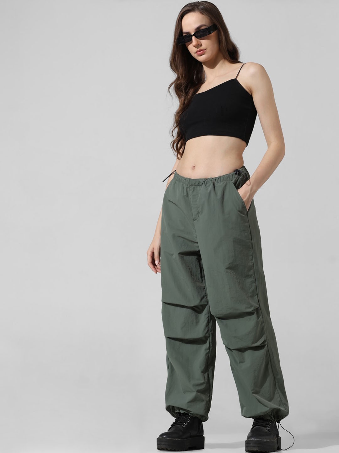 

ONLY Women Tapered Fit Parachute Cargos Trousers, Green