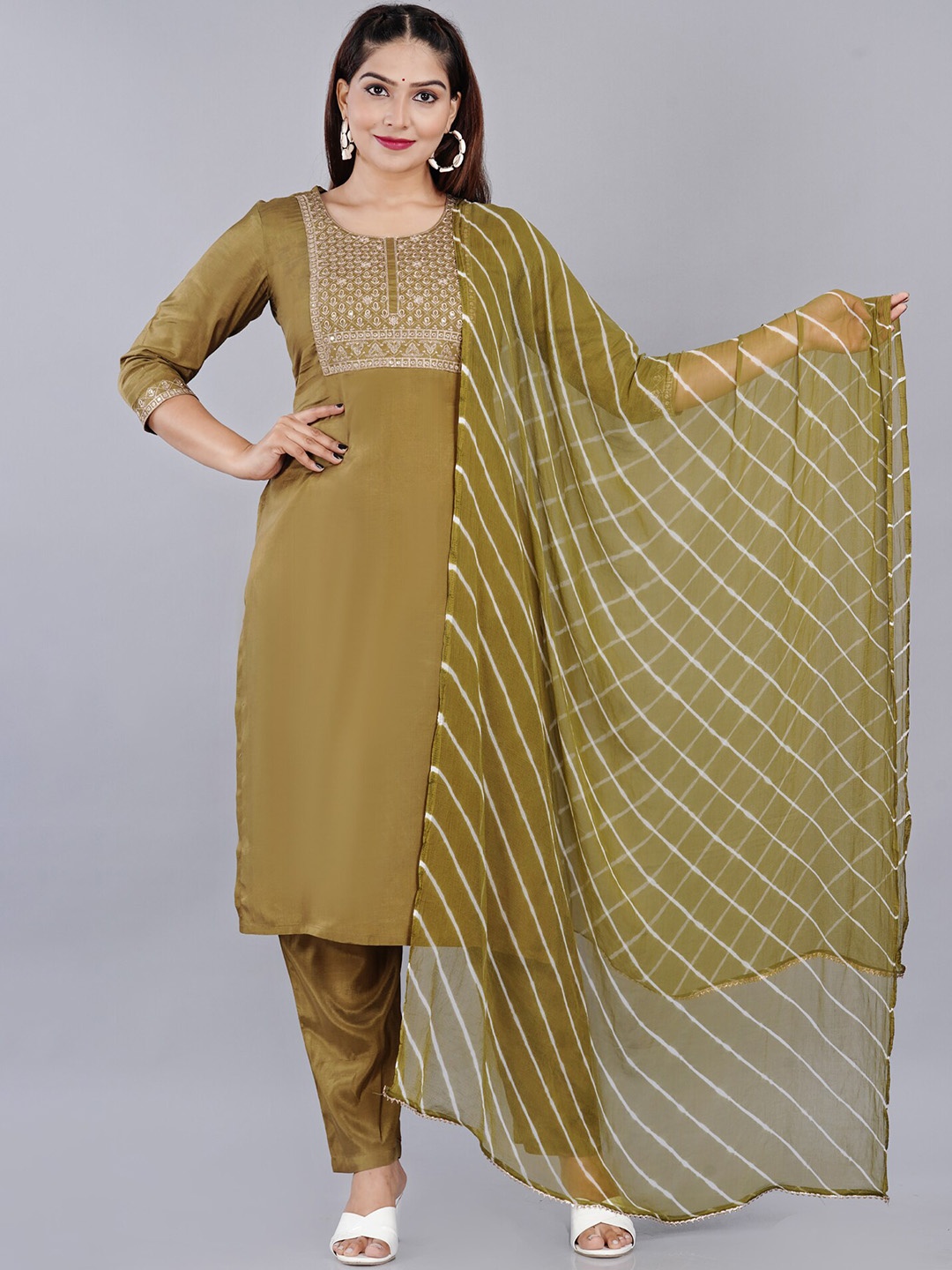 

SIDDHANAM Floral Embroidered Round Neck Thread Work Straight Kurta With Trousers & Dupatta, Brown