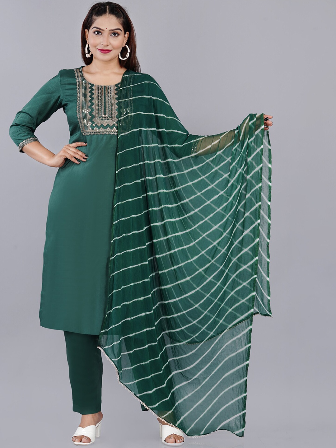 

SIDDHANAM Round Neck Ethnic Motifs Yoke Design Regular Sequinned Kurta Set, Green