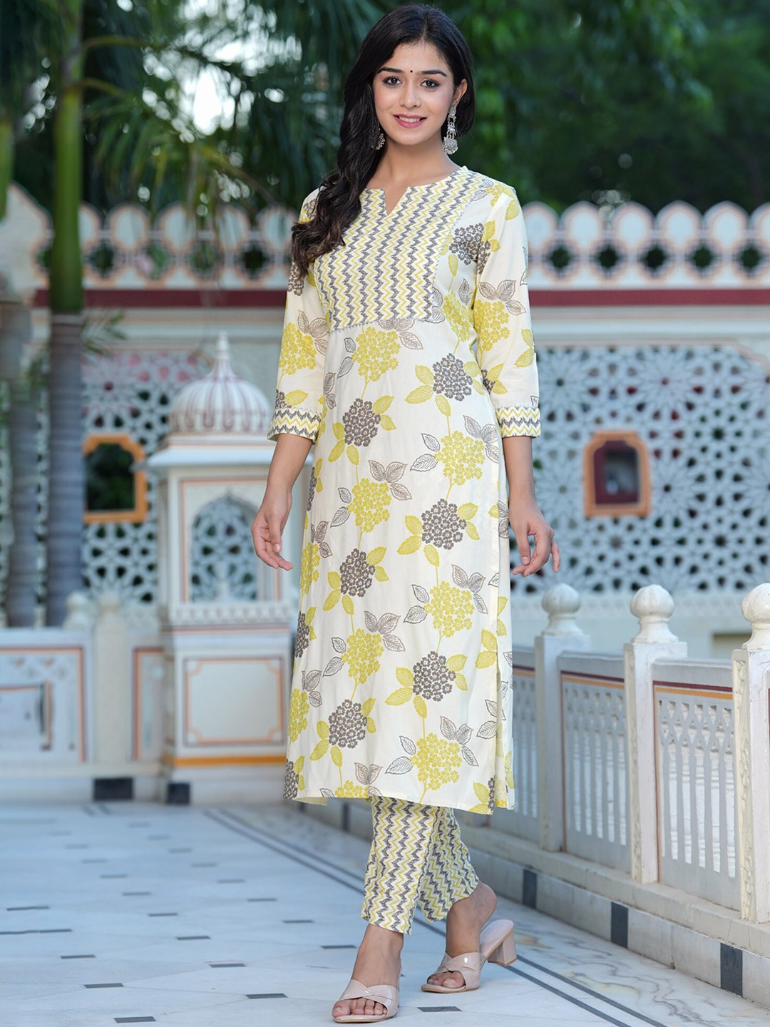 

SIDDHANAM Floral Printed Round Neck Straight Kurta With Trouser, Yellow