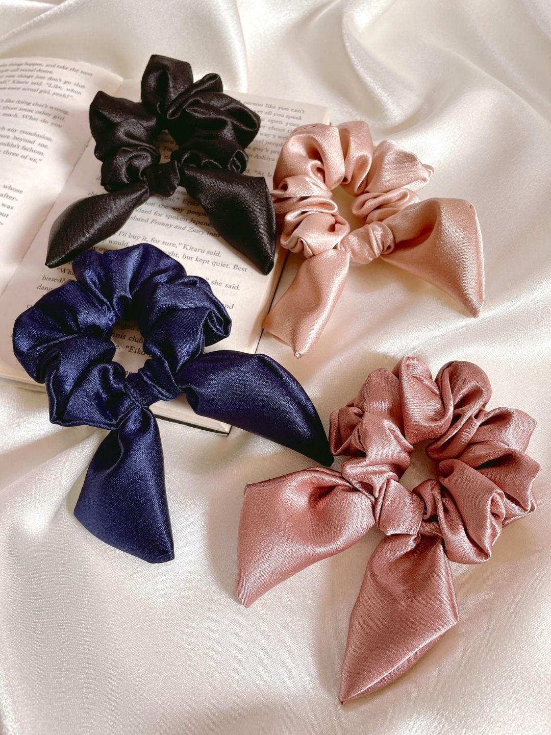 

Mueras Set of 4 Bow Tie Knot Scrunchies, Blue