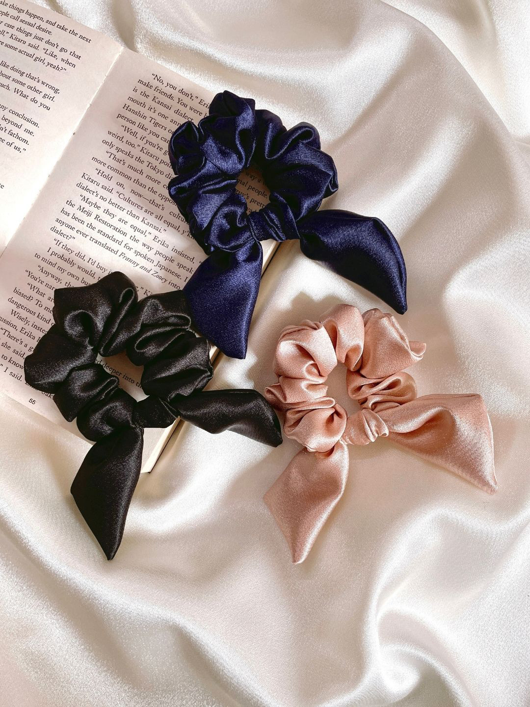 

Mueras Set of 3 Bow Tie Knot Scrunchies, Black