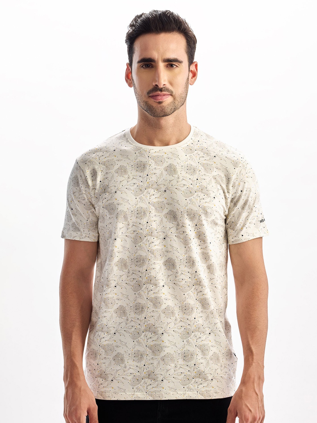 

Red Flame Men Floral Printed Pockets T-shirt, Cream