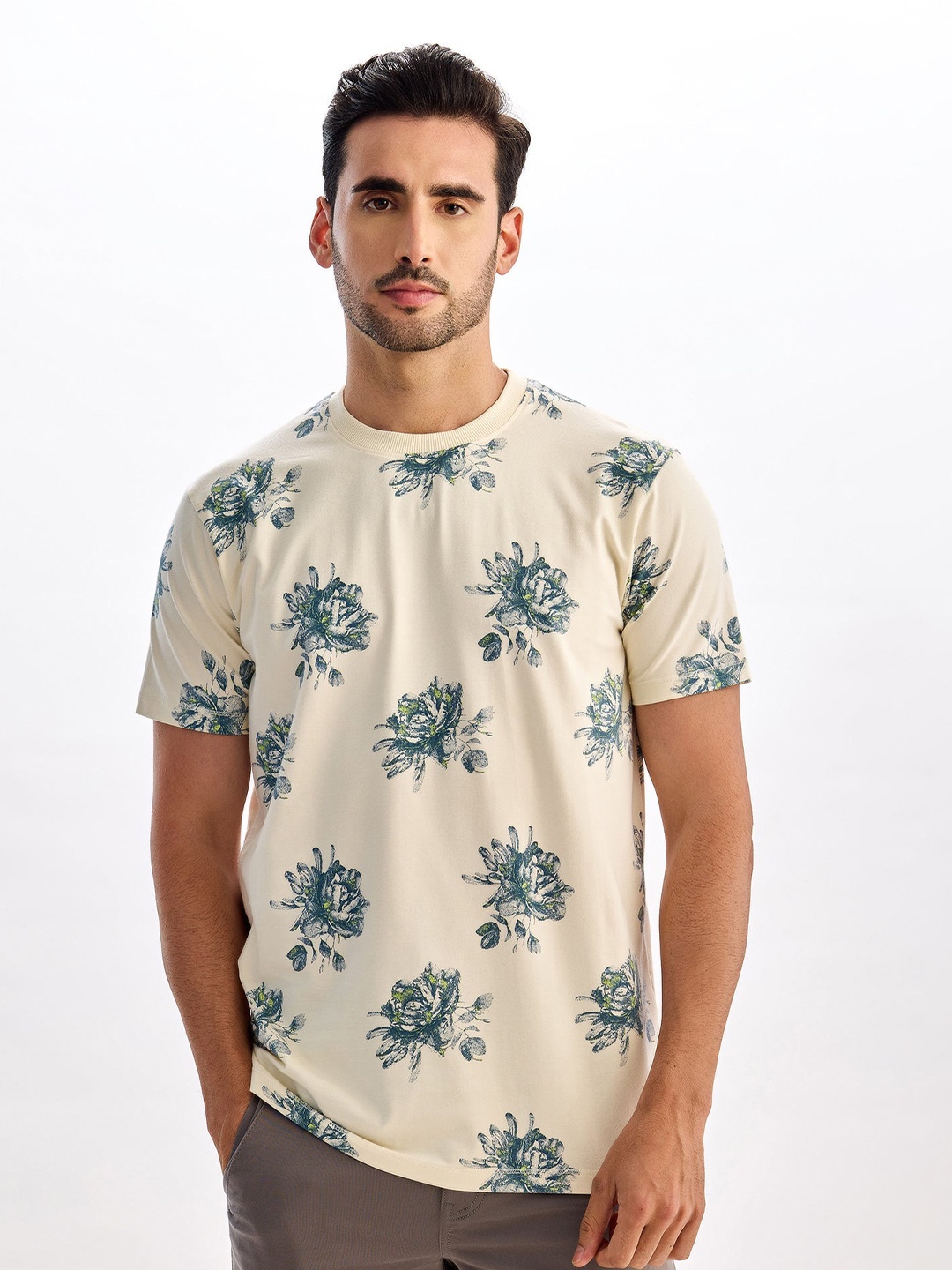 

Red Flame Men Floral Printed Mandarin Collar Extended Sleeves Tropical Pockets T-shirt, Cream