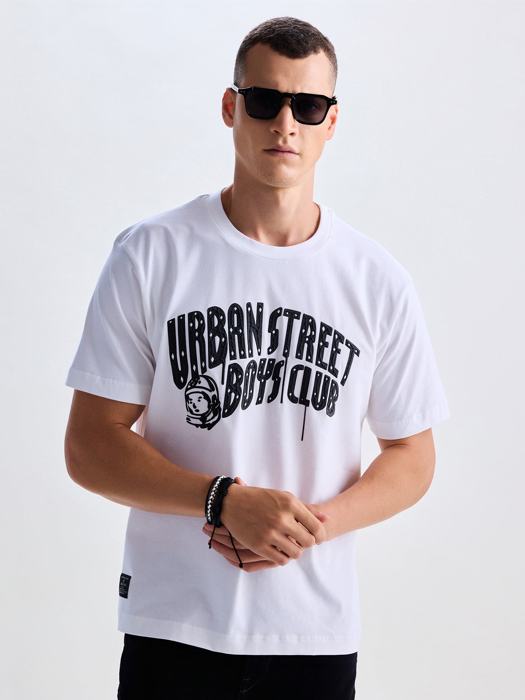 

Red Flame Men Typography Printed Applique T-shirt, White