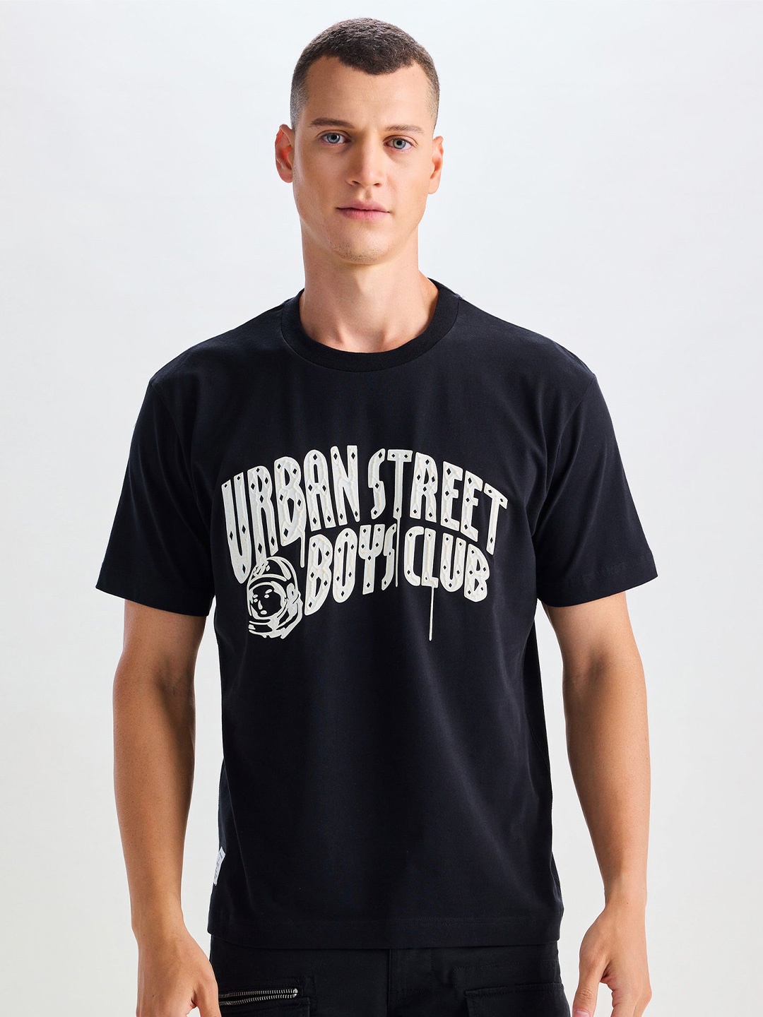 

Red Flame Men Typography Printed Pockets T-shirt, Black
