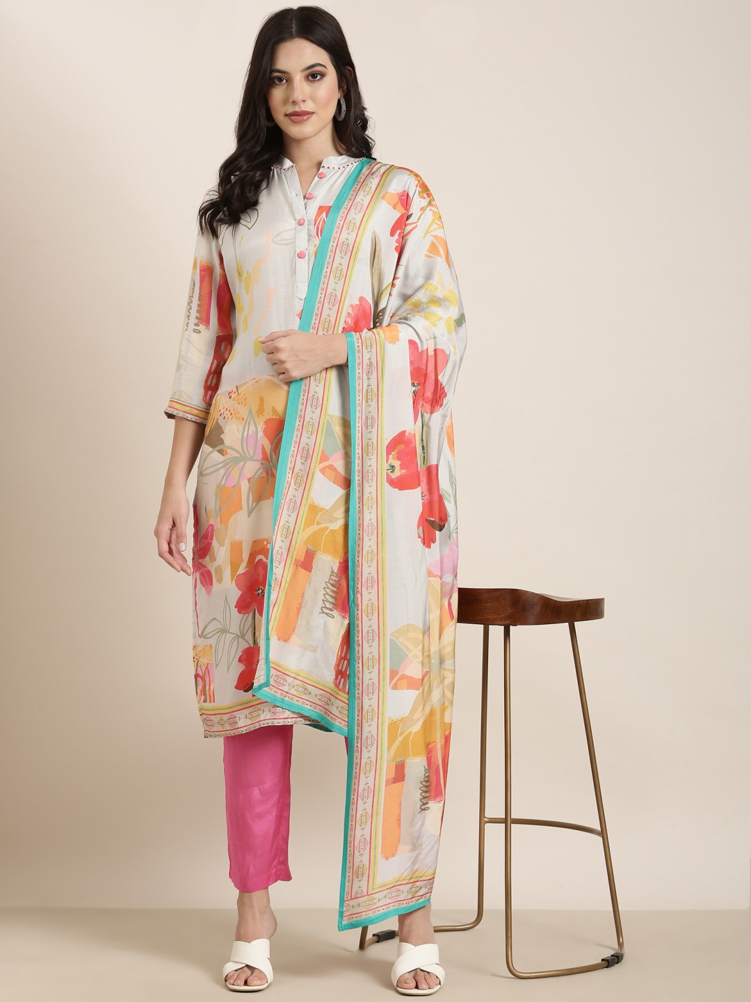 

SHOWOFF Floral Printed Regular Beads & Stones Kurta With Trousers & Dupatta, Grey