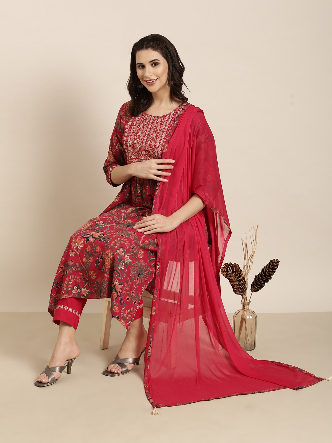 

SHOWOFF Floral Printed Empire Thread Work Empire Straight Kurta With Trousers & Dupatta, Pink