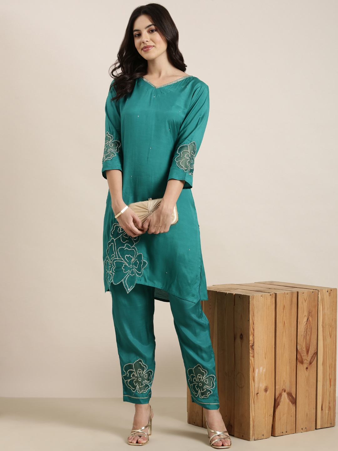 

SHOWOFF Floral Embroidered V-Neck Raw Silk Kurti with Trousers, Green