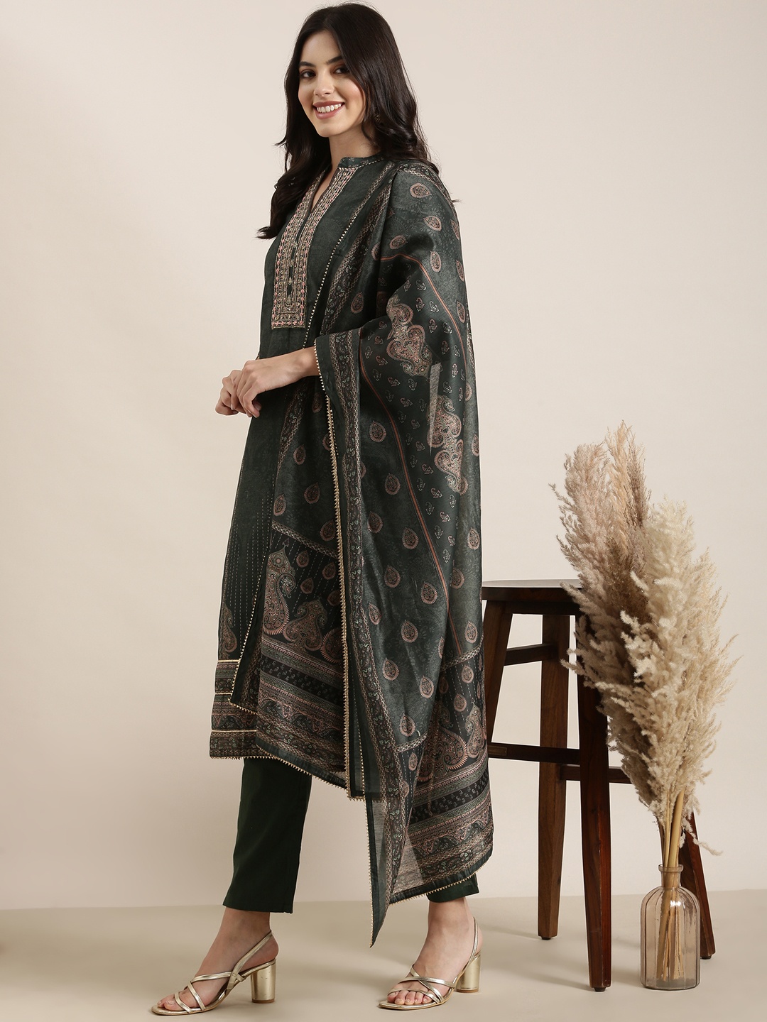 

SHOWOFF Paisley Printed High Slit Gotta Patti Kurta with Trousers & Dupatta, Green
