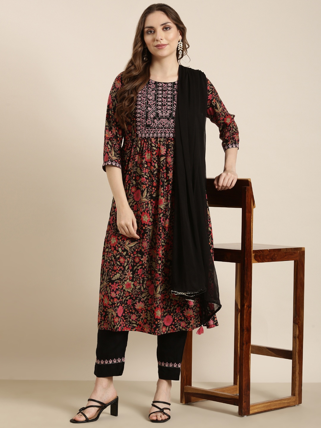 

SHOWOFF Floral Printed Empire Zari Kurta With Trouser & Dupatta, Black