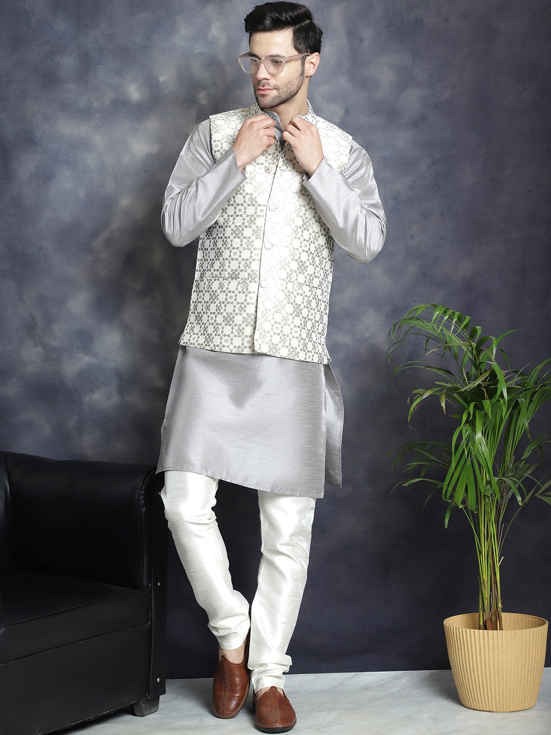 

Jompers Ethnic Motifs Printed Straight Kurta & Pyjama With Nehru Jacket, Silver