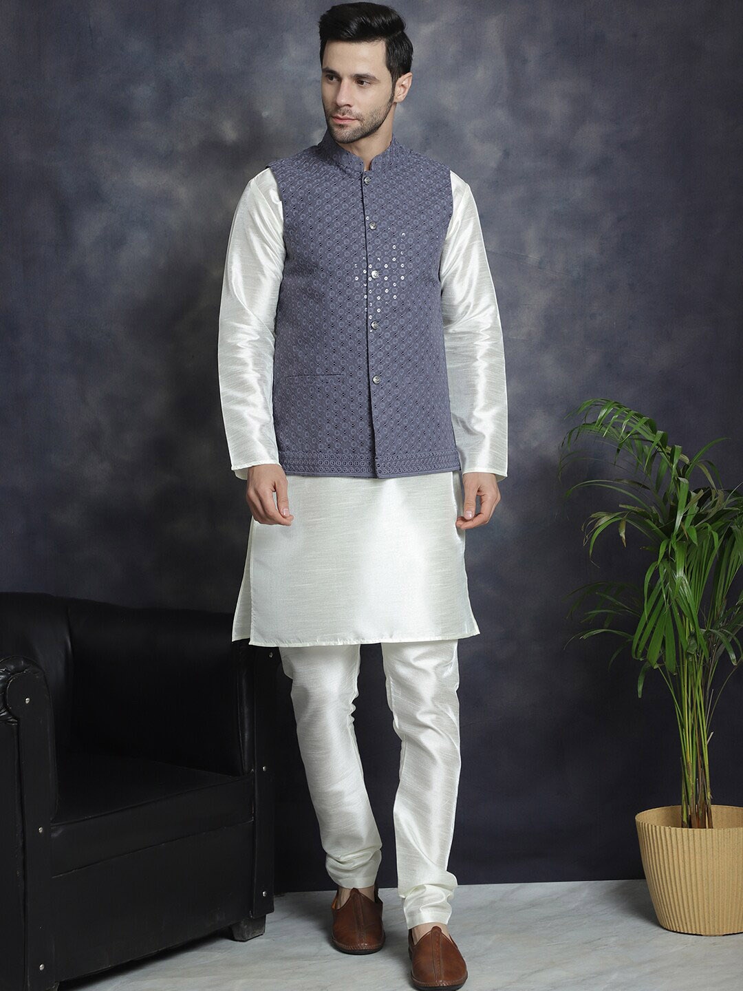 

Jompers Floral Embroidered Sequinned Straight Kurta & Pyjama With Nehru Jacket, Grey