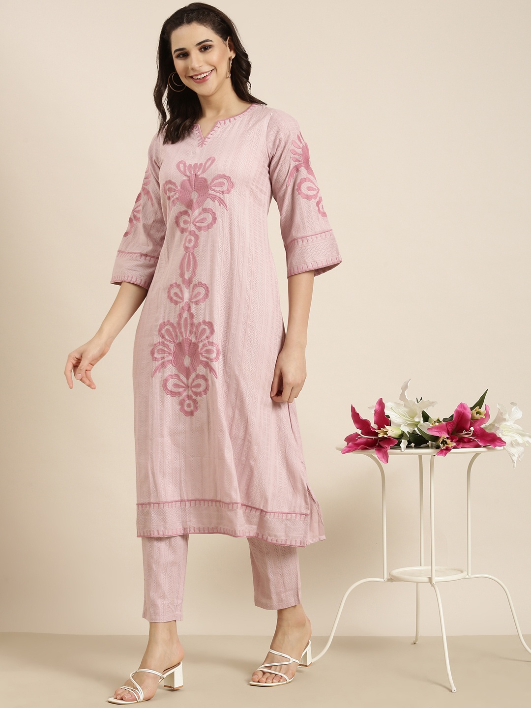 

SHOWOFF Ethnic Motifs Embroidered Regular Thread Work Kurta with Trousers, Peach