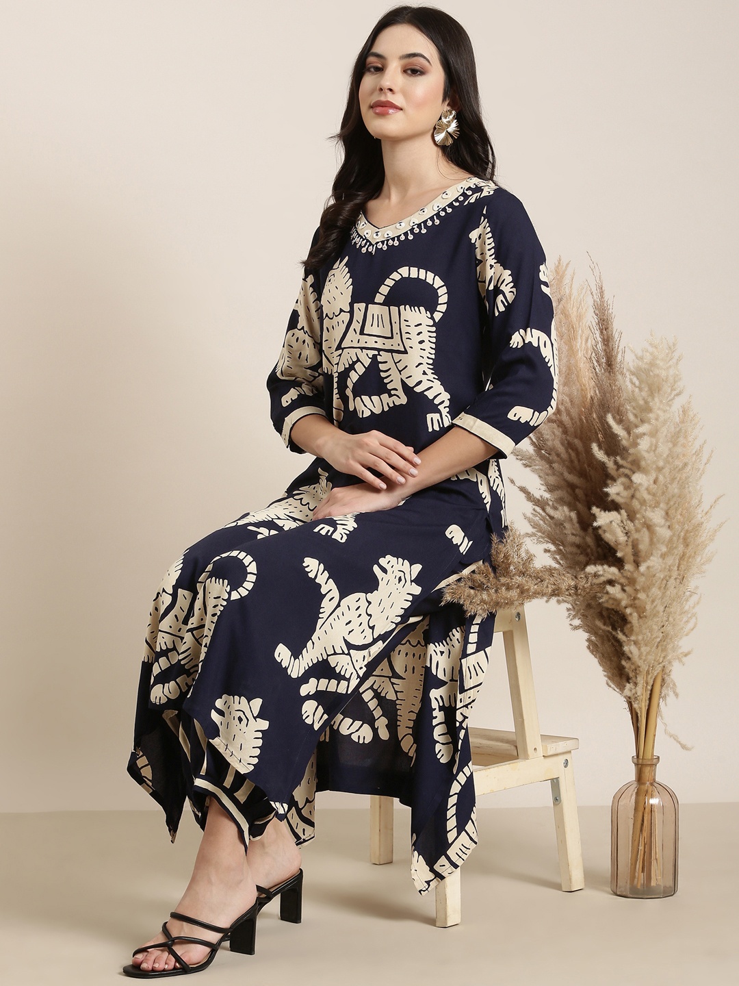 

SHOWOFF Ethnic Motifs Printed V-Neck Straight Kurta with Salwar, Navy blue