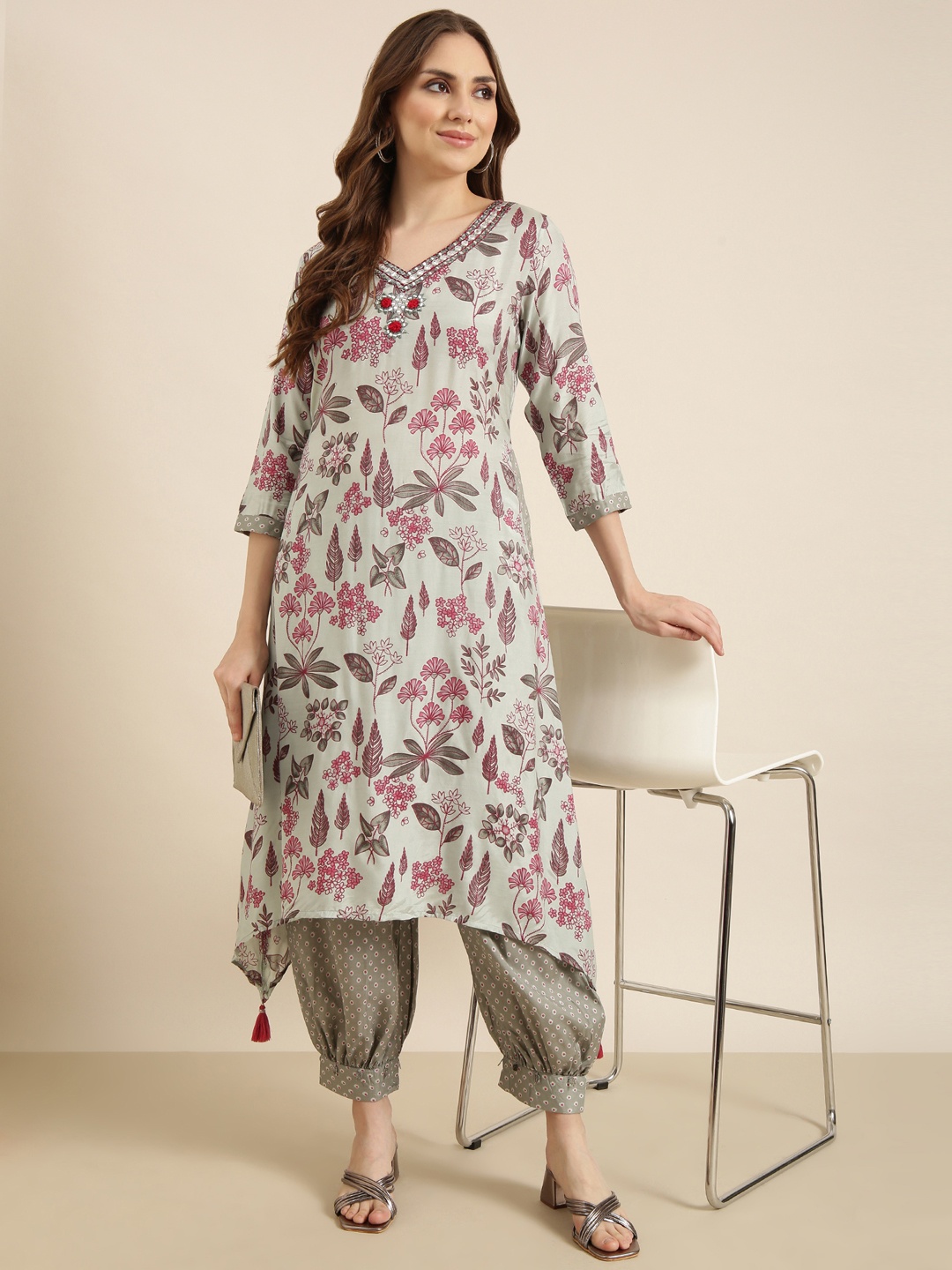 

SHOWOFF Floral Printed Regular Mirror Work Kurta With Patiala, Grey