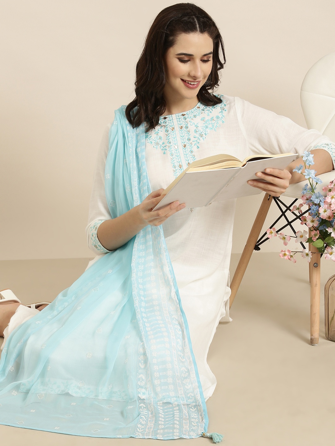 

SHOWOFF Floral Embroidered Regular Thread Work Kurta With Patiala & Dupatta, White