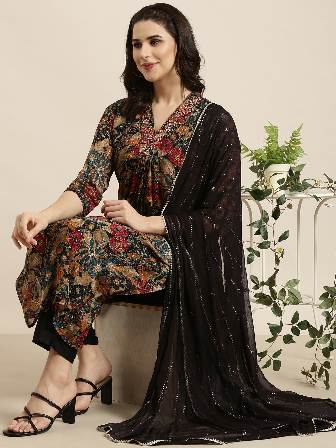 

SHOWOFF Floral Printed Regular Beads & Stones Kurta With Trousers & Dupatta, Black