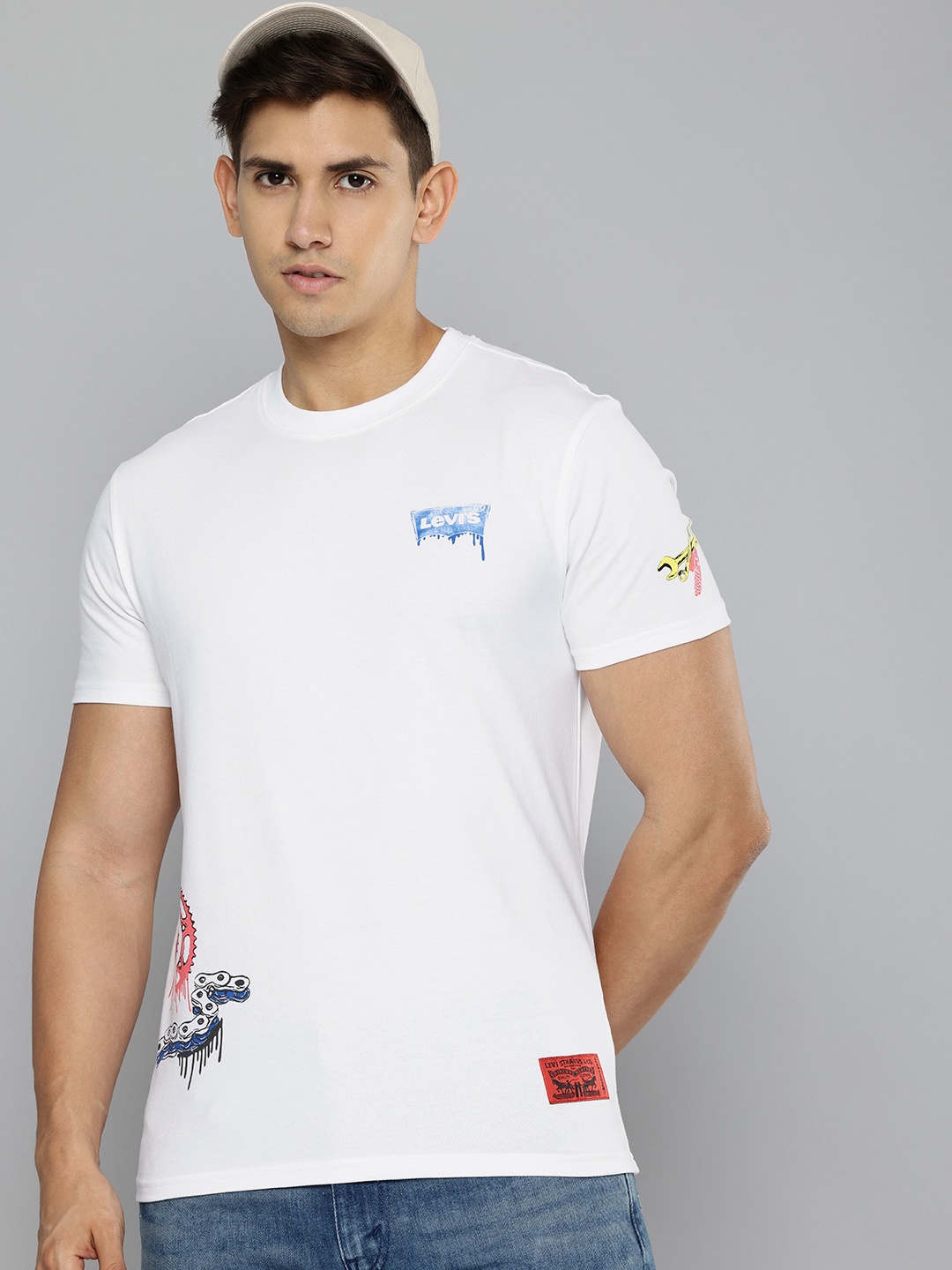 

Levis Men Printed Pure Cotton Slim Fit T-shirt, White