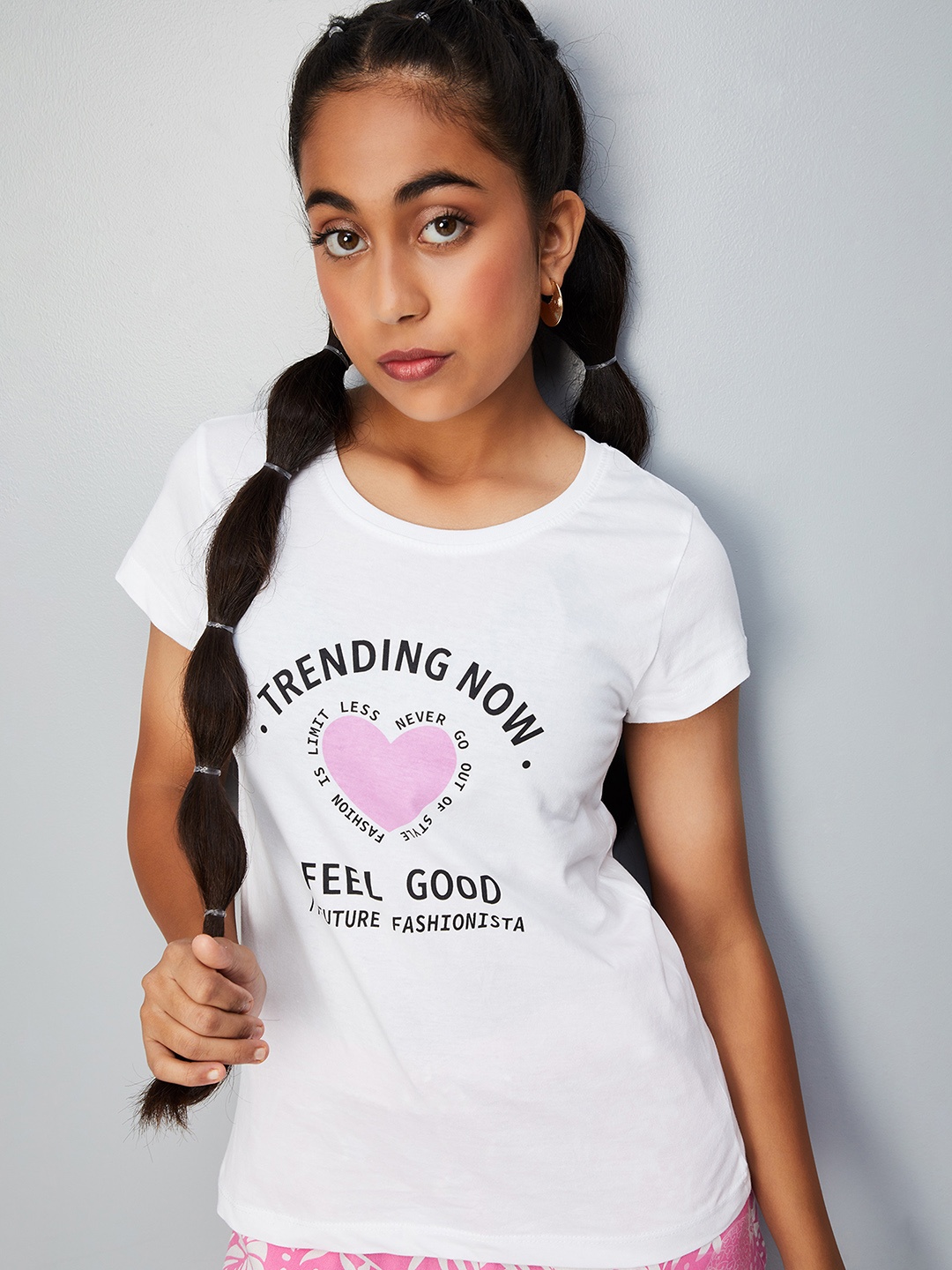 

max Girls Printed V-Neck Pockets T-shirt, White
