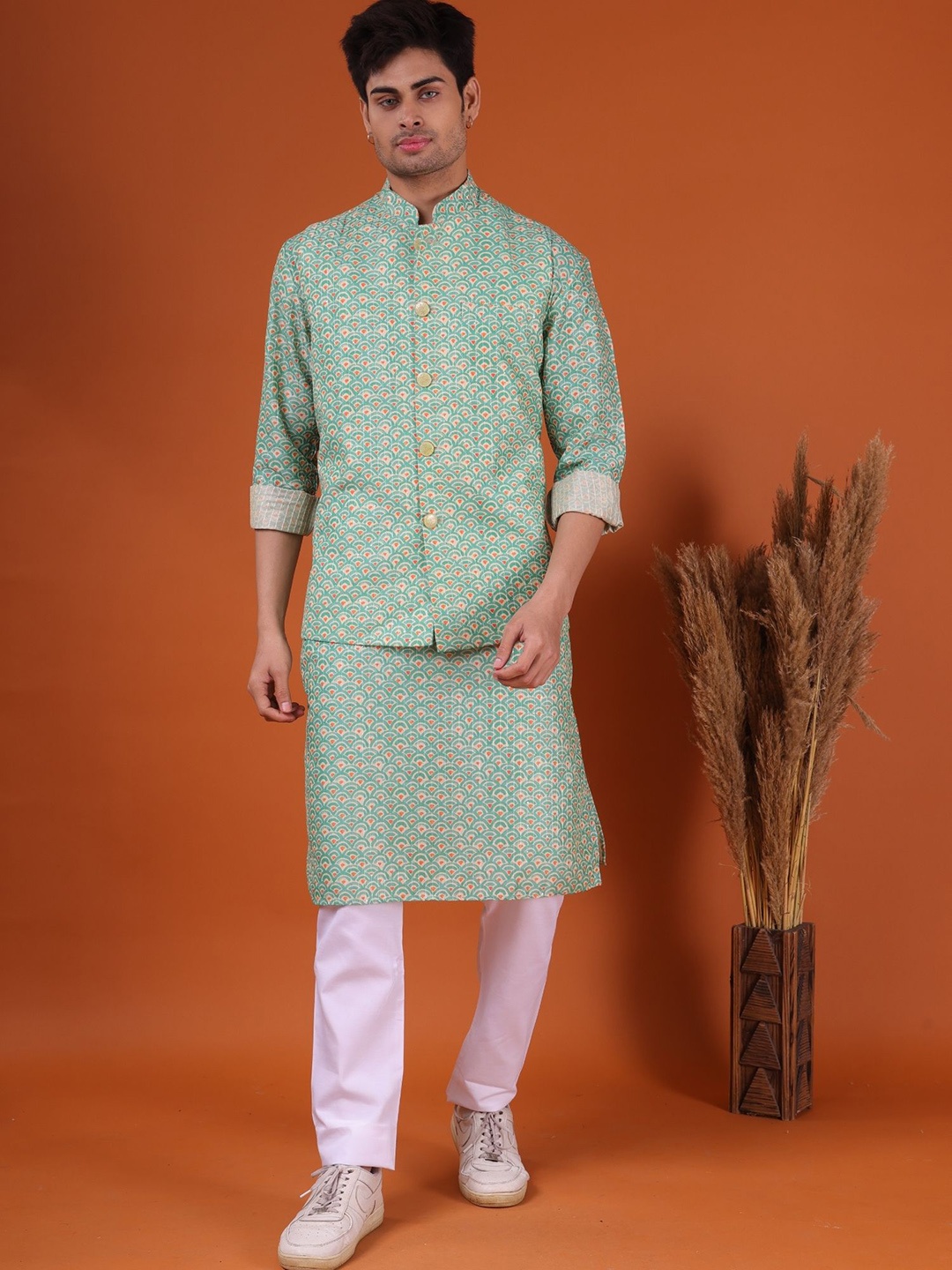 

SHIWAM ETHNIX Geometric Printed Regular Kurta With Pyjama & Jacket, Green