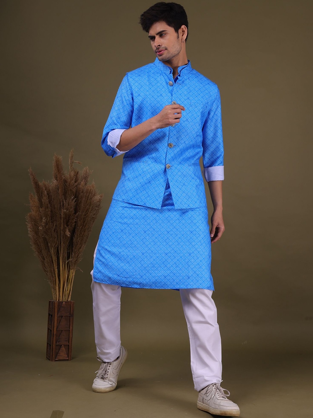 

SHIWAM ETHNIX Geometric Printed Regular Kurta With Pyjama & Jacket, Blue