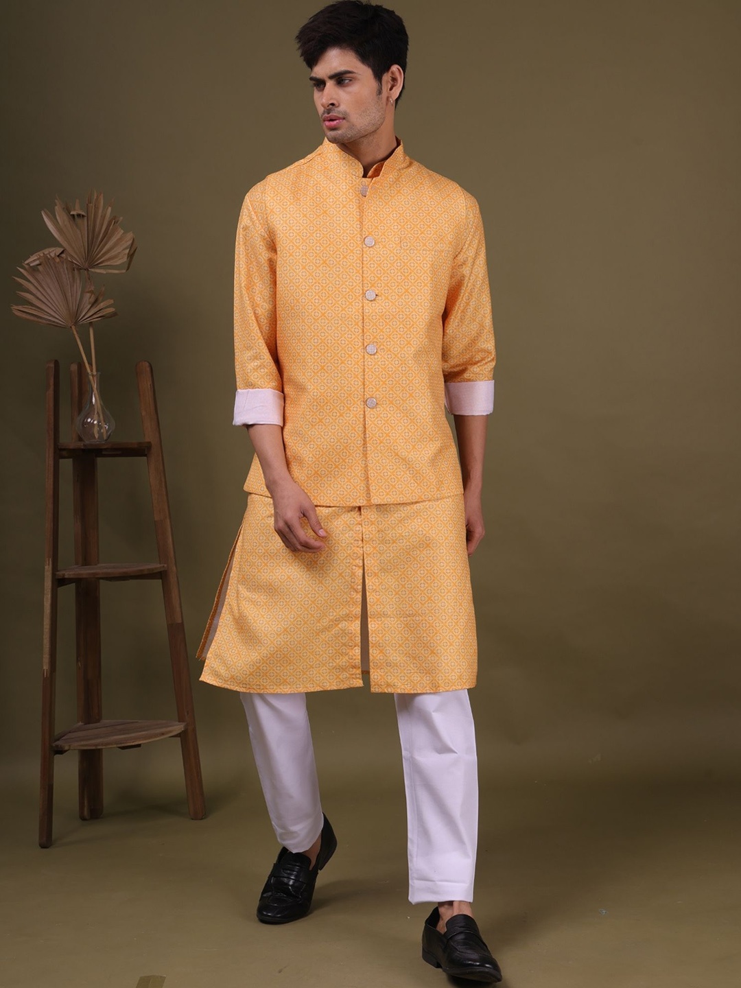 

SHIWAM ETHNIX Floral Printed Regular Kurta With Pyjama & Jacket, Yellow