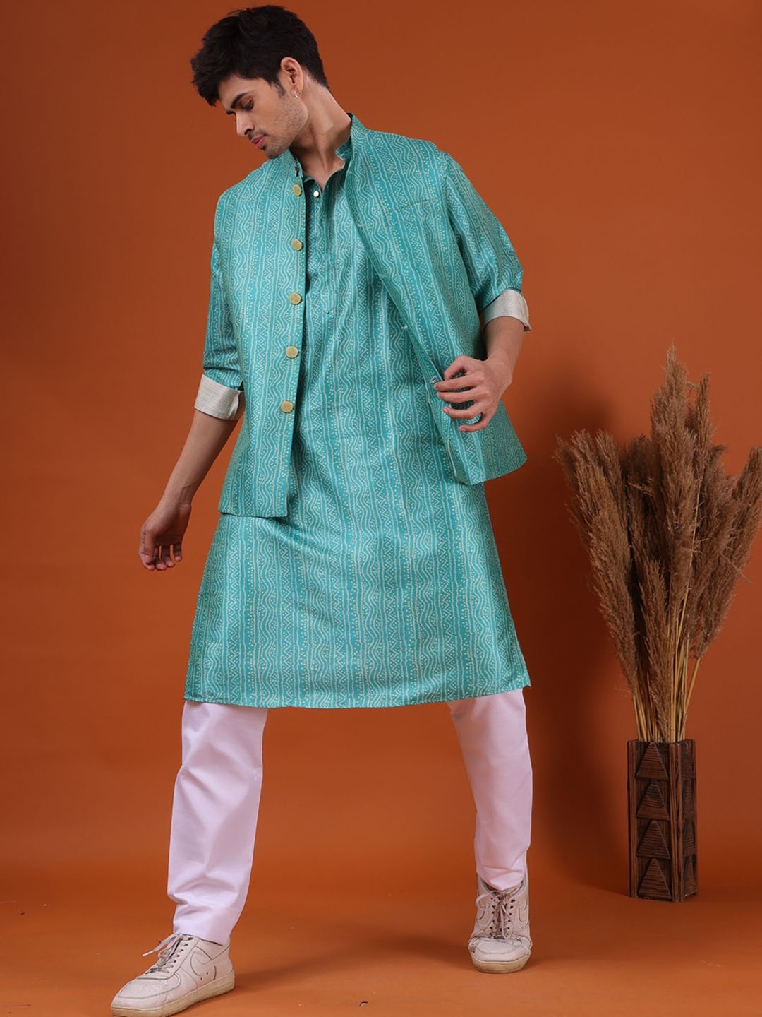 

SHIWAM ETHNIX Ethnic Motifs Printed Mandarin Collar Straight Kurta With Pyjamas & Jacket, Green