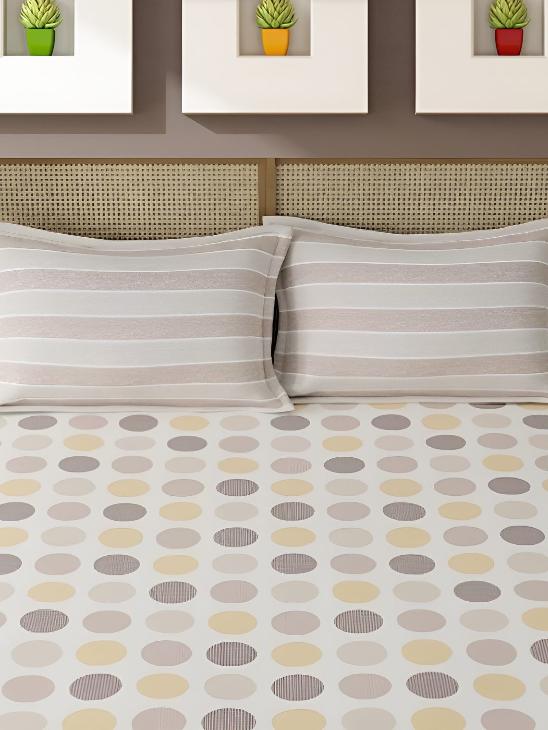 

Bajo's White & Purple Geometric 350 TC King Bedsheet with 2 Pillow Covers