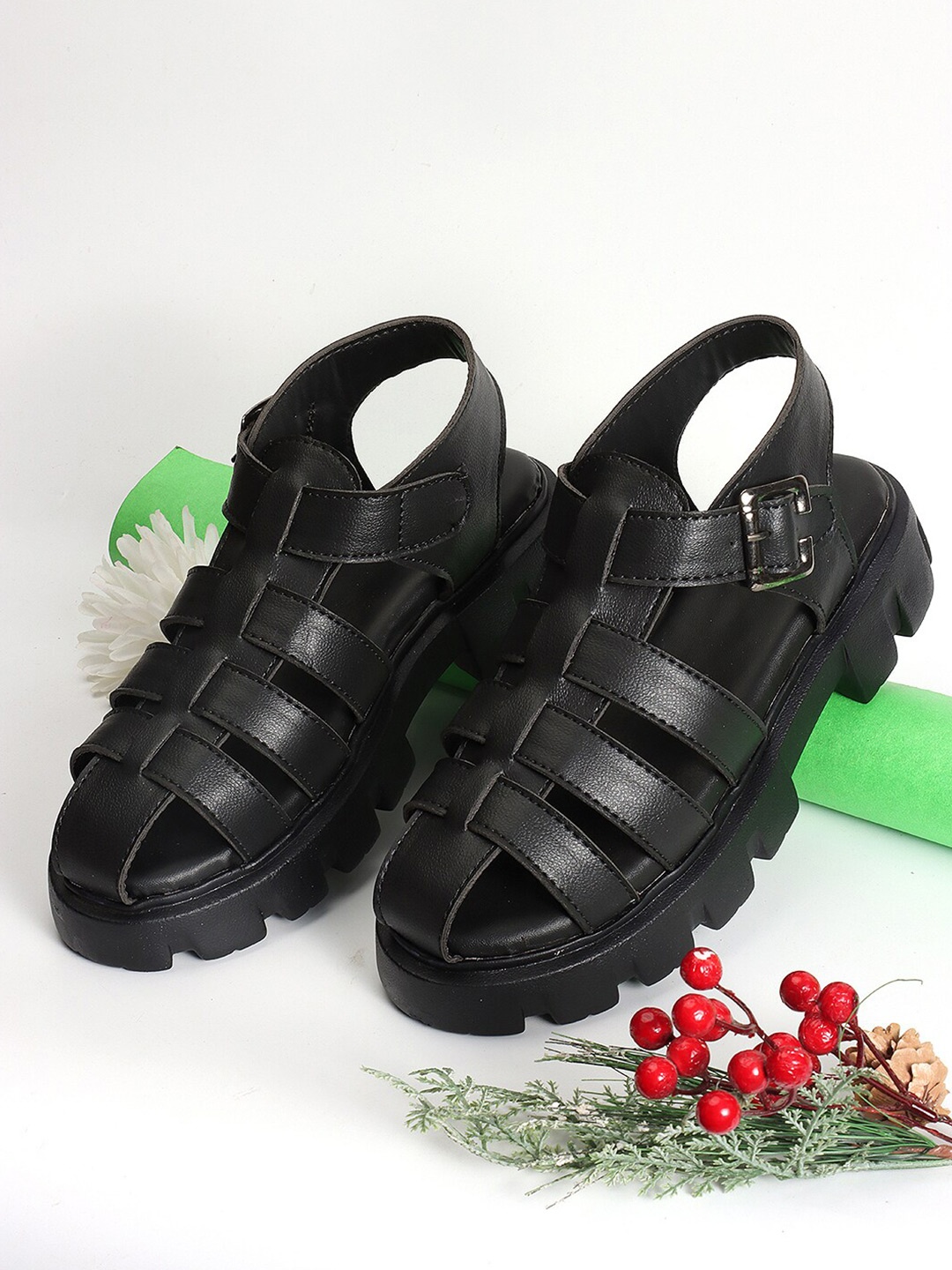 

PERY PAO Girls Fisherman Sandals, Black