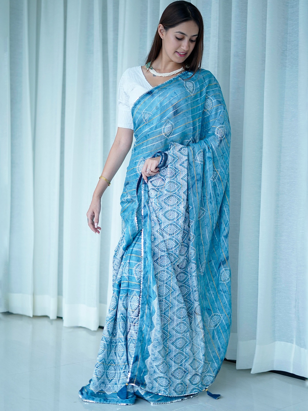 

Munir Ethnic Motifs Printed Sequinned Saree, Blue