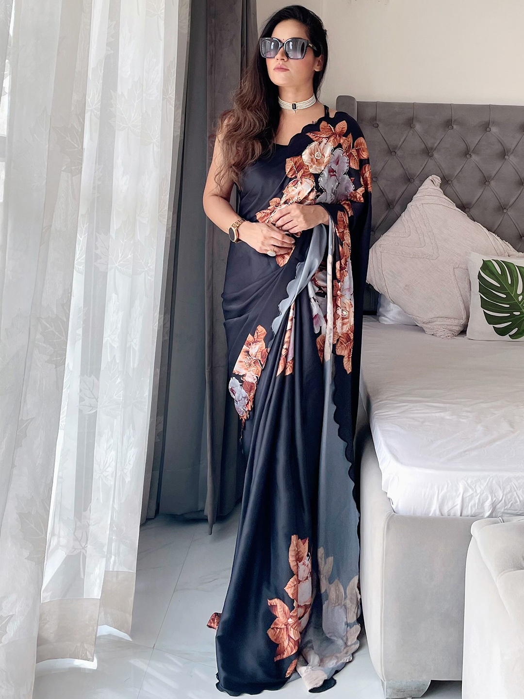

Munir Floral Printed Sequinned Saree, Black