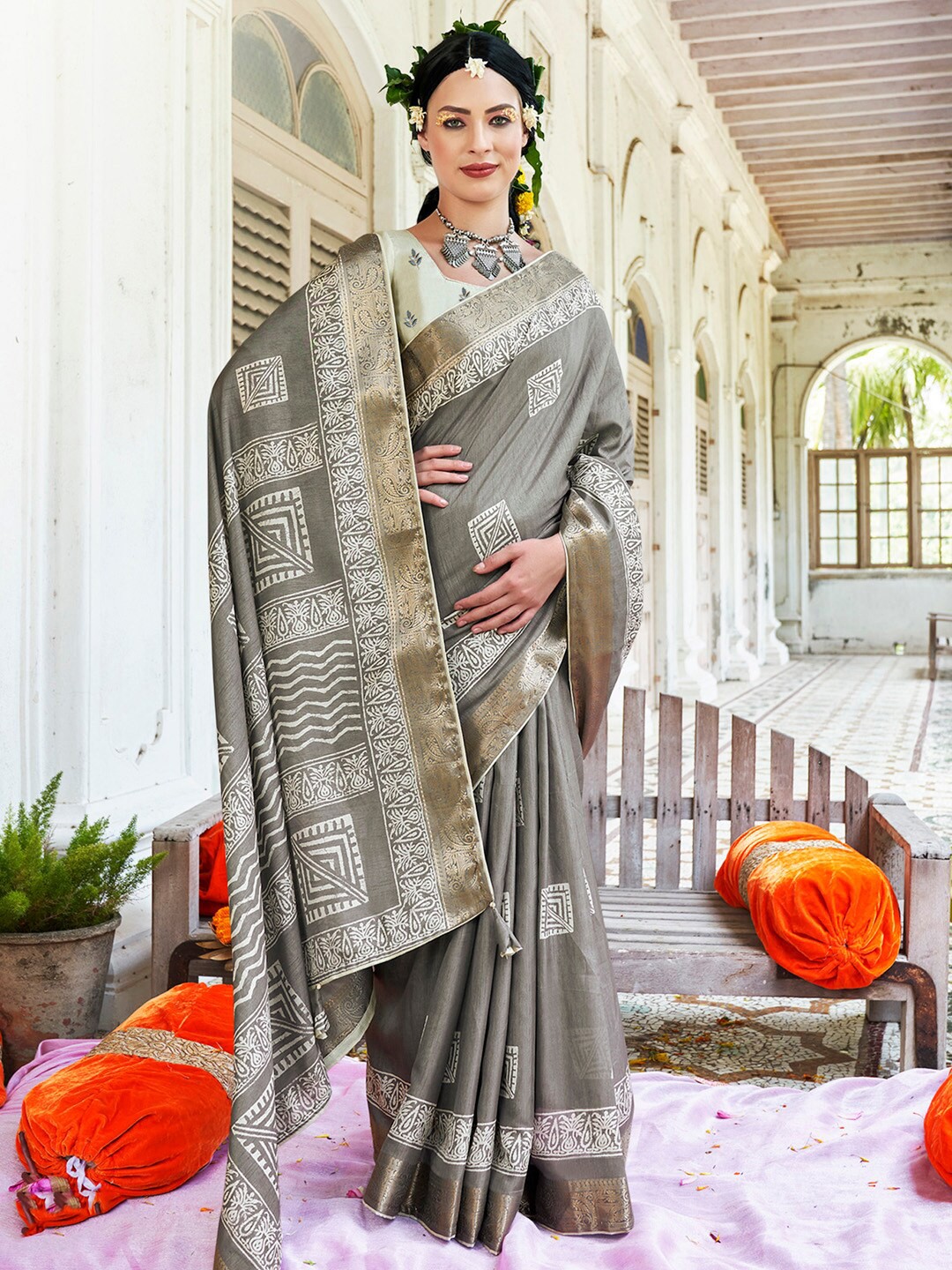

Saree mall Grey Geometric Printed Zari Sungudi Saree