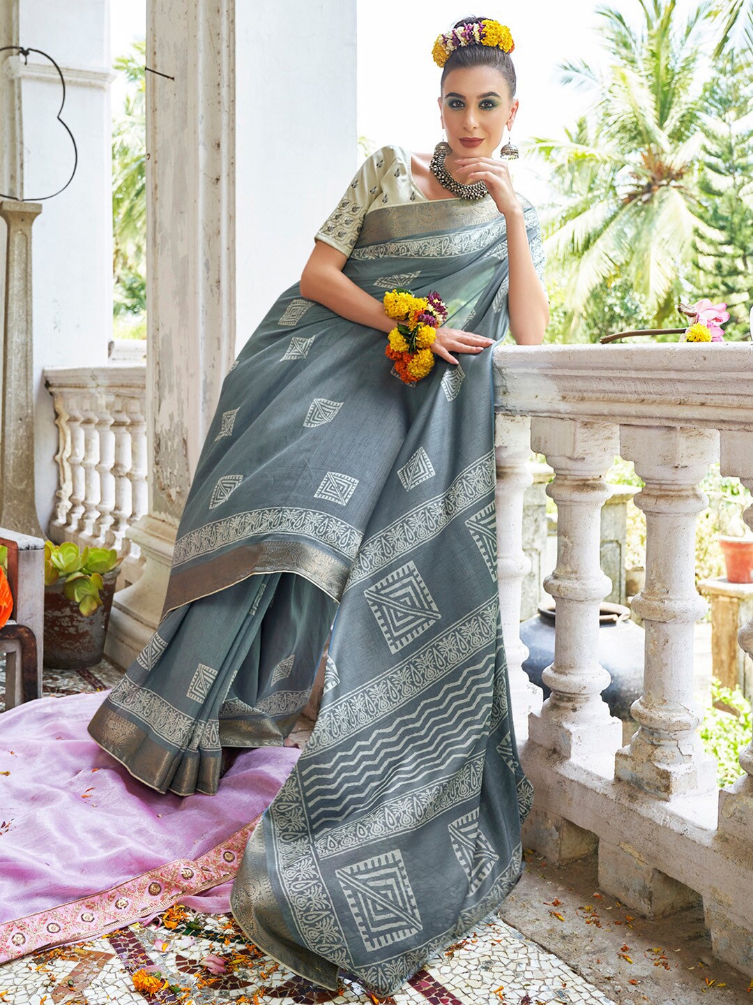 

Saree mall Grey Geometric Printed Zari Sungudi Saree