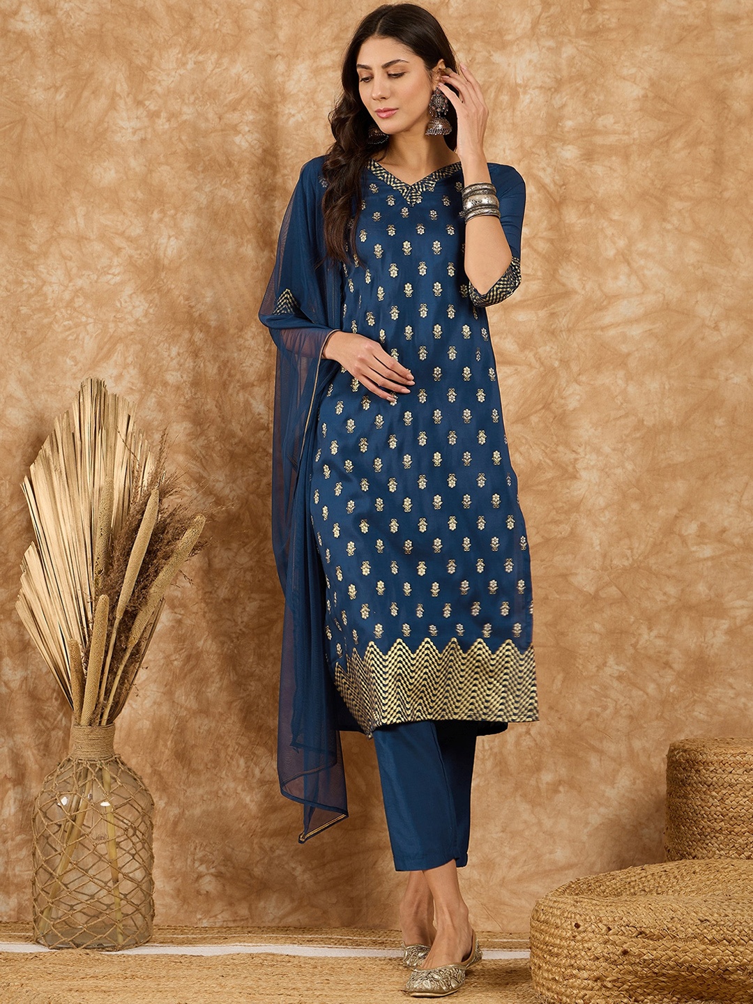 

ZIYAA Blue Floral Printed Regular Straight Kurta With Trousers & Dupatta