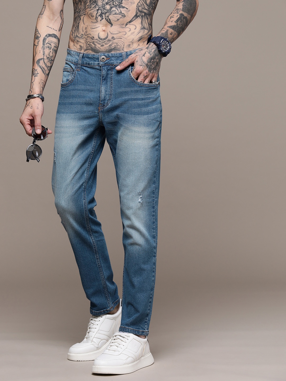 

Roadster Men Slim Fit Low Distress Light Fade Jeans, Blue