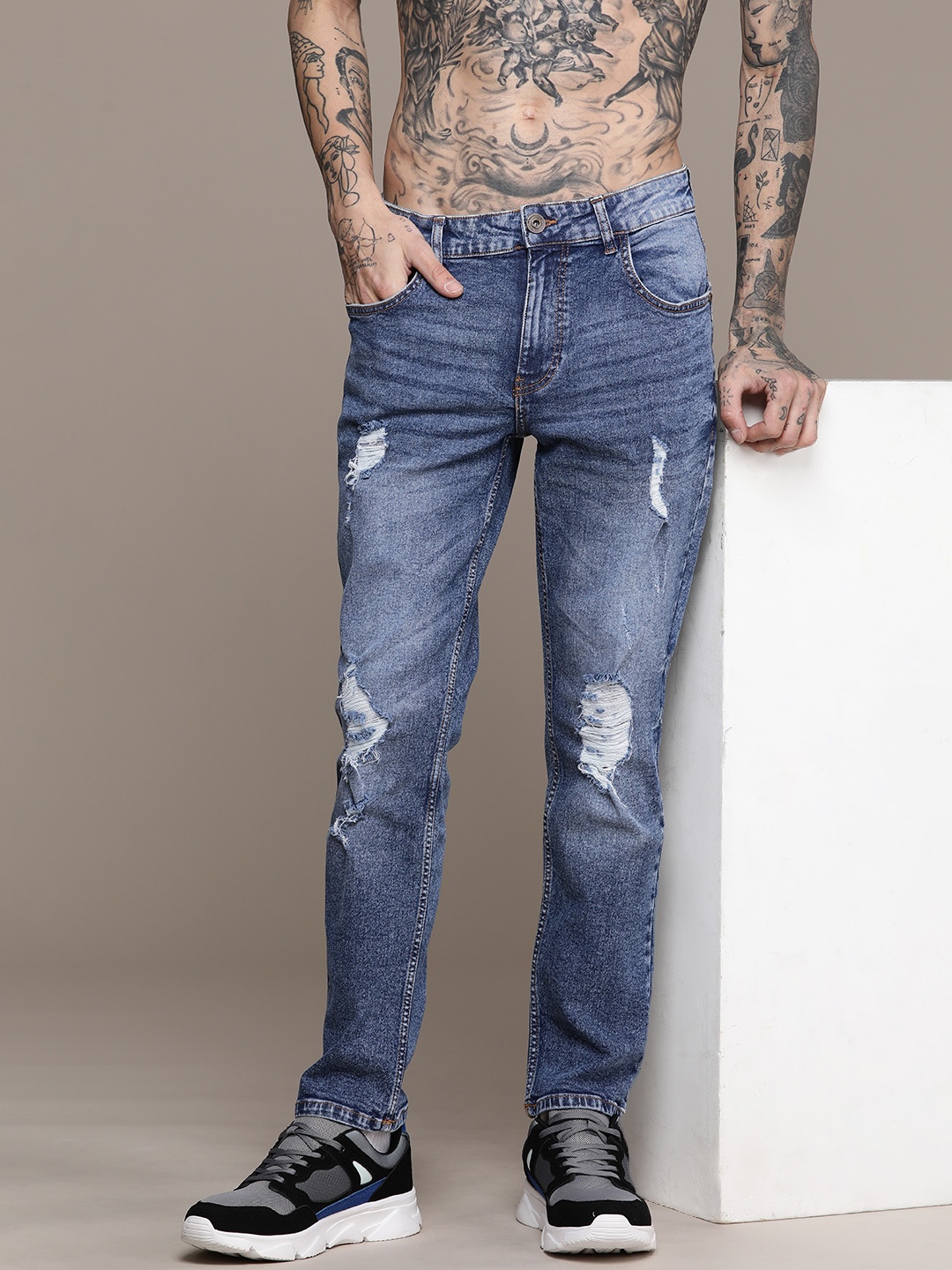 

Roadster Men Slim Fit Mildly Distressed Light Fade Stretchable Jeans, Blue