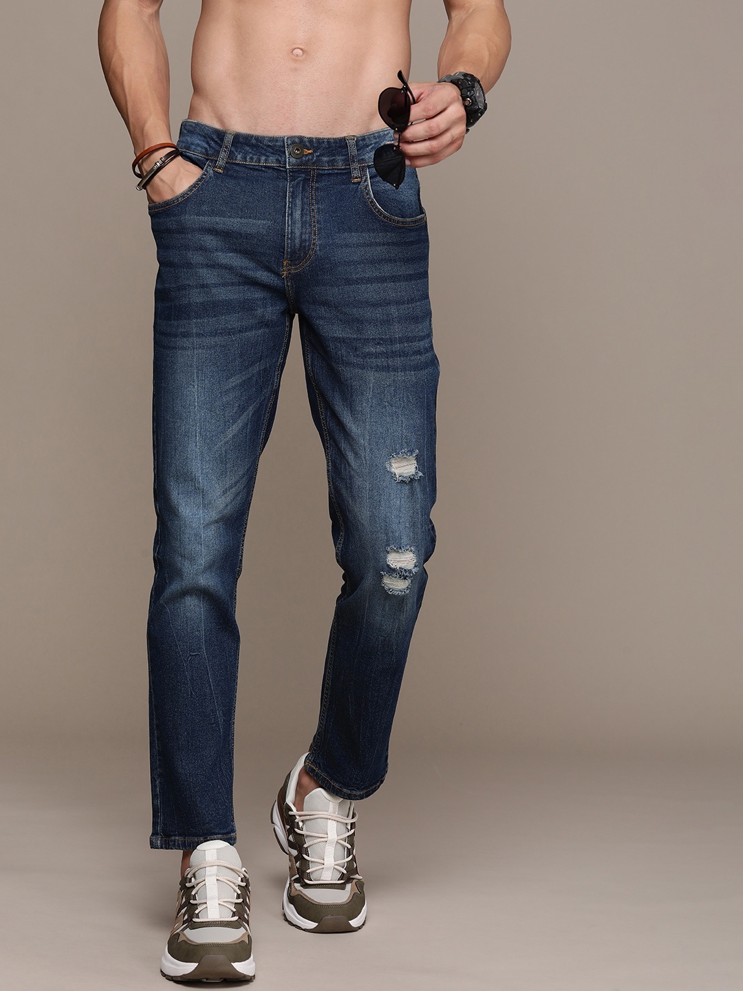 

Roadster Men Slim Fit Mildly Distressed Light Fade Stretchable Jeans, Navy blue