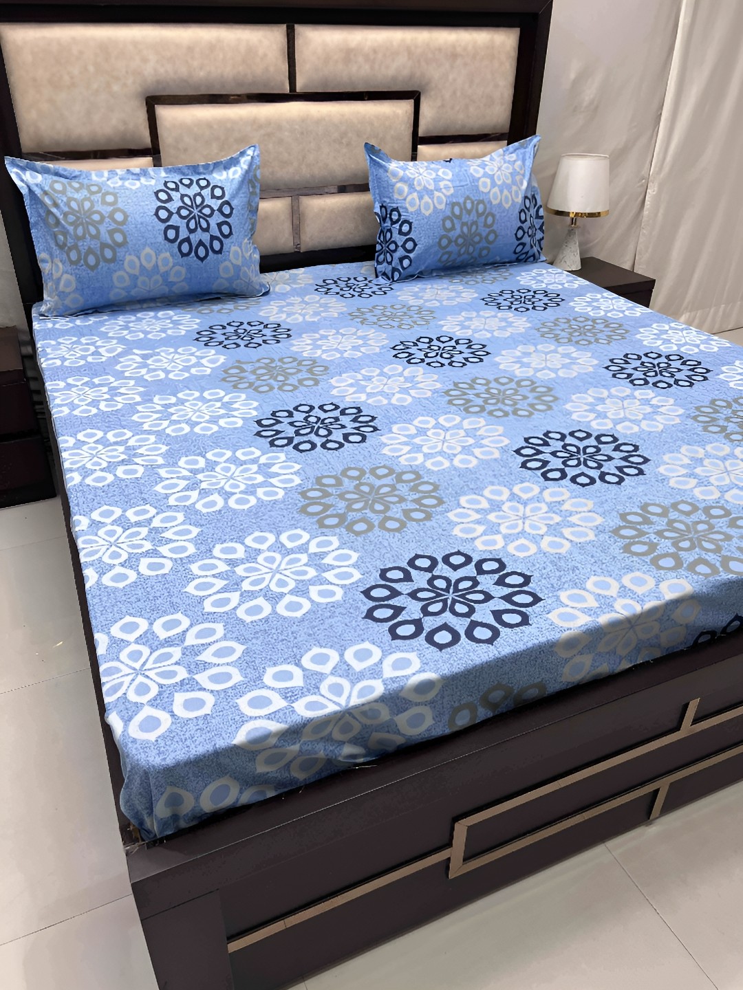 

Pure Decor Blue & White Ethnic Motifs 260 TC Queen Bedsheet with 2 Pillow Covers
