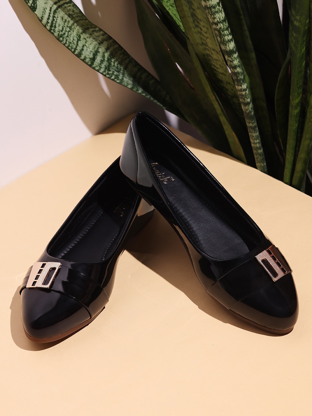 

ARAISH Embellished Lightweight Ballerinas, Black