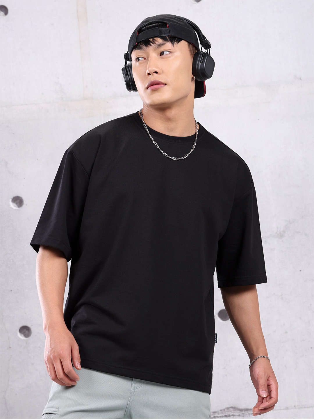 

Beyoung Rounder Neck Drop-Shoulder Sleeves Oversized T-shirt, Black