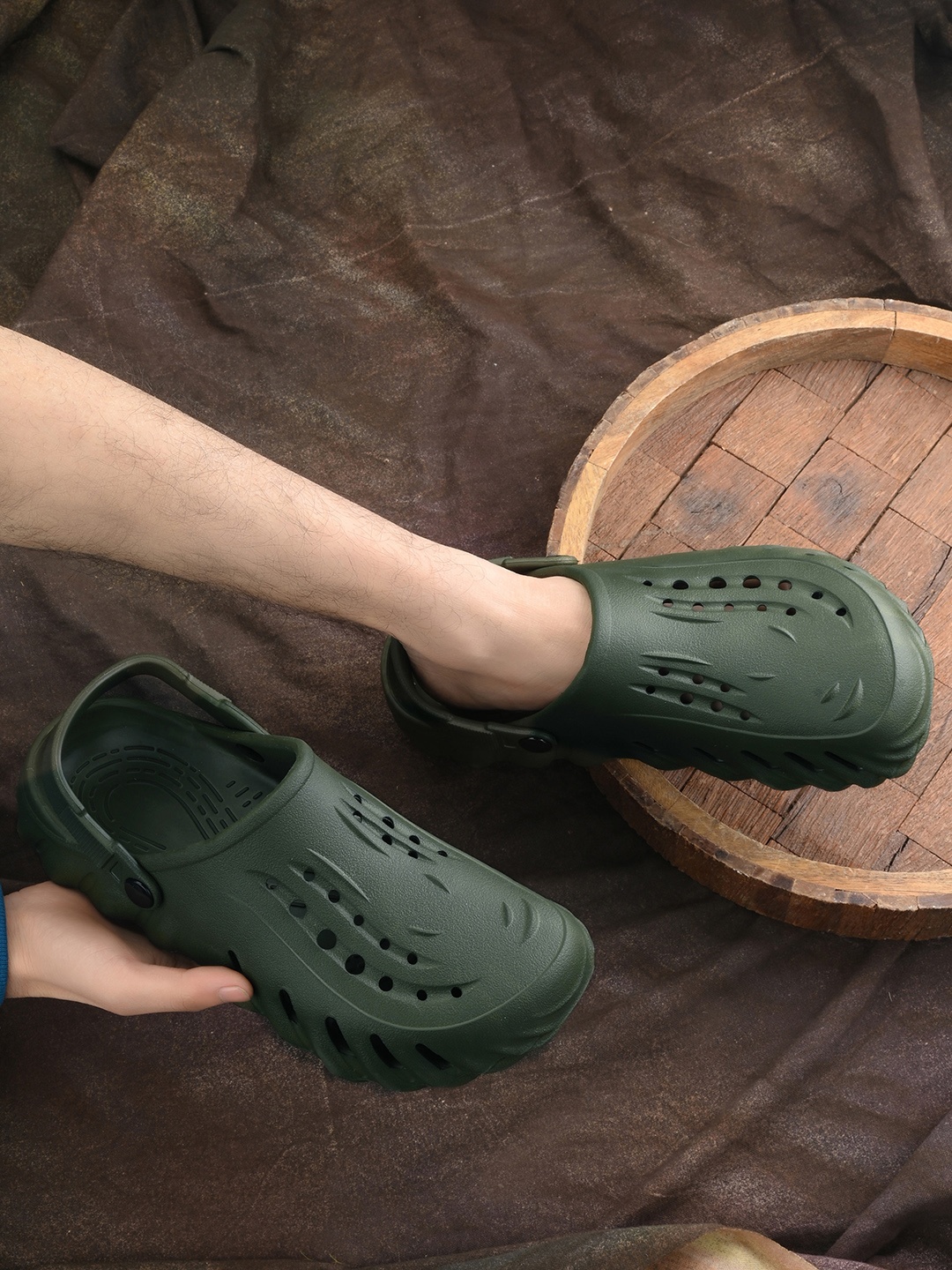 

The Roadster Lifestyle Co. Men Green Textured Clogs Flip Flops