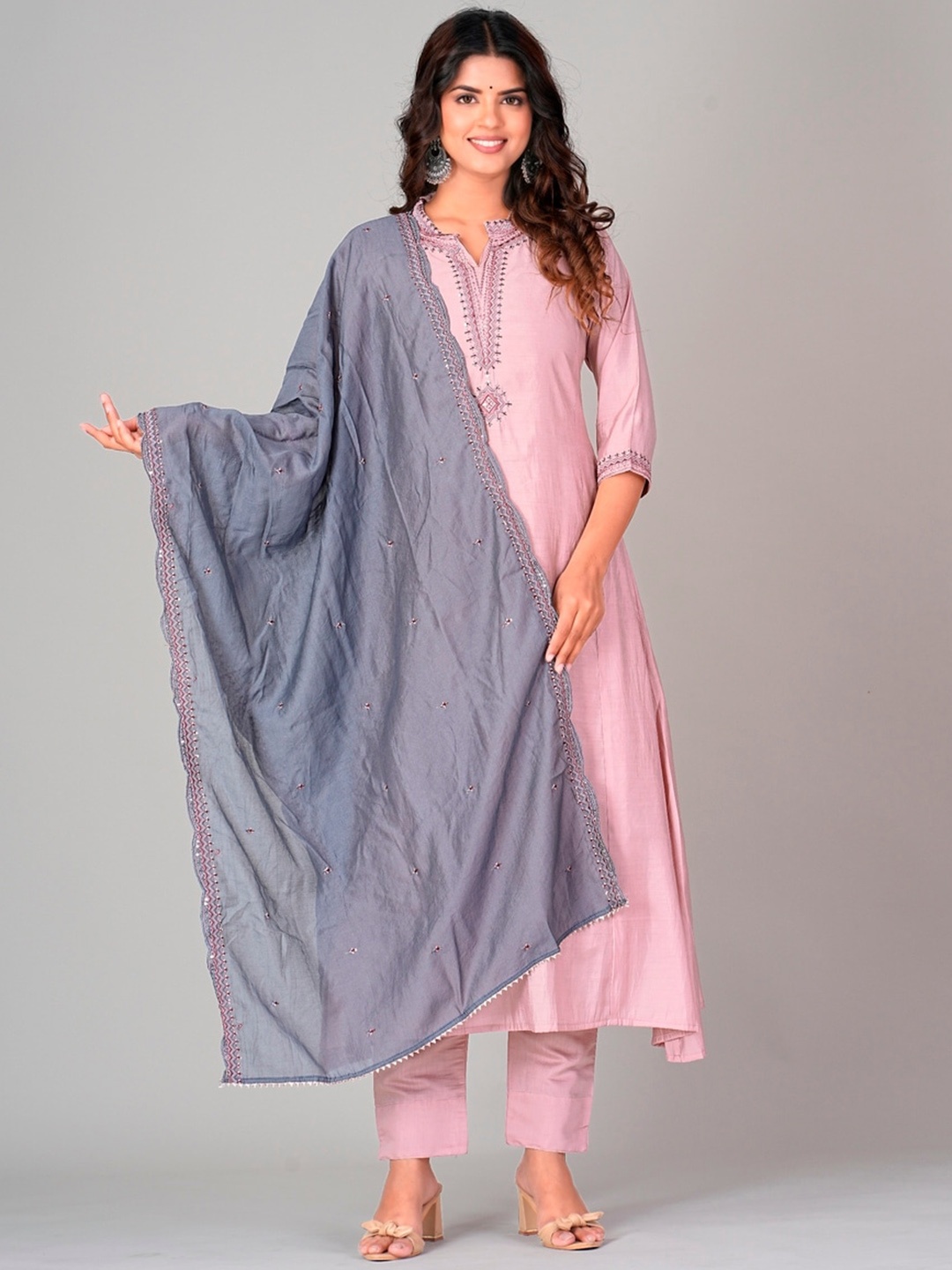 

DARIAN Floral Embroidered Regular Thread Work Kurta With Trousers & Dupatta, Peach