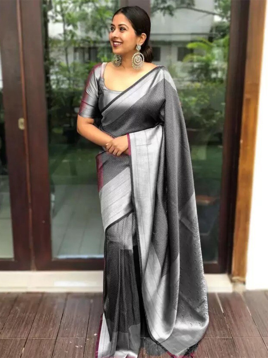 

Naishu Trendz Woven Design Zari Pure Silk Kanjeevaram Saree, Black