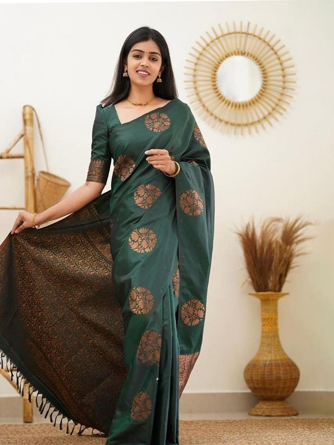 

Naishu Trendz Floral Woven Design Pure Silk Kanjeevaram Zari Saree, Green